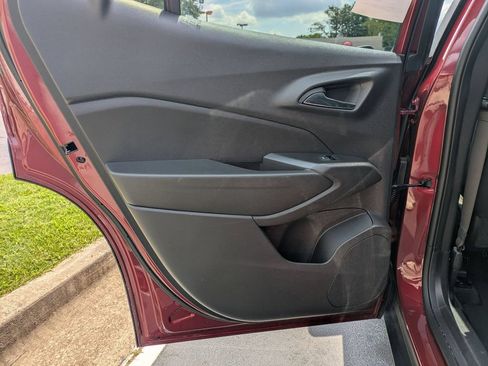 Used 2025 Chevrolet Trax LT w/ LT Convenience Package FWD image 26