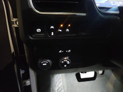 Used 2023 Chevrolet Suburban Premier image 11