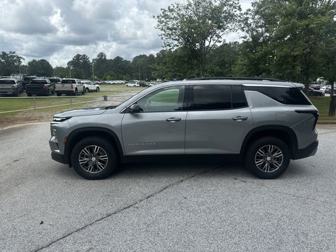 Used 2024 Chevrolet Traverse LT FWD image 8