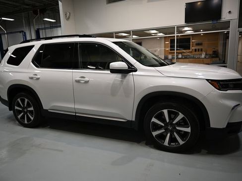 Used 2024 Honda Pilot Touring image 4