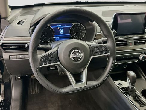 Used 2025 Nissan Altima 2.5 SV image 18