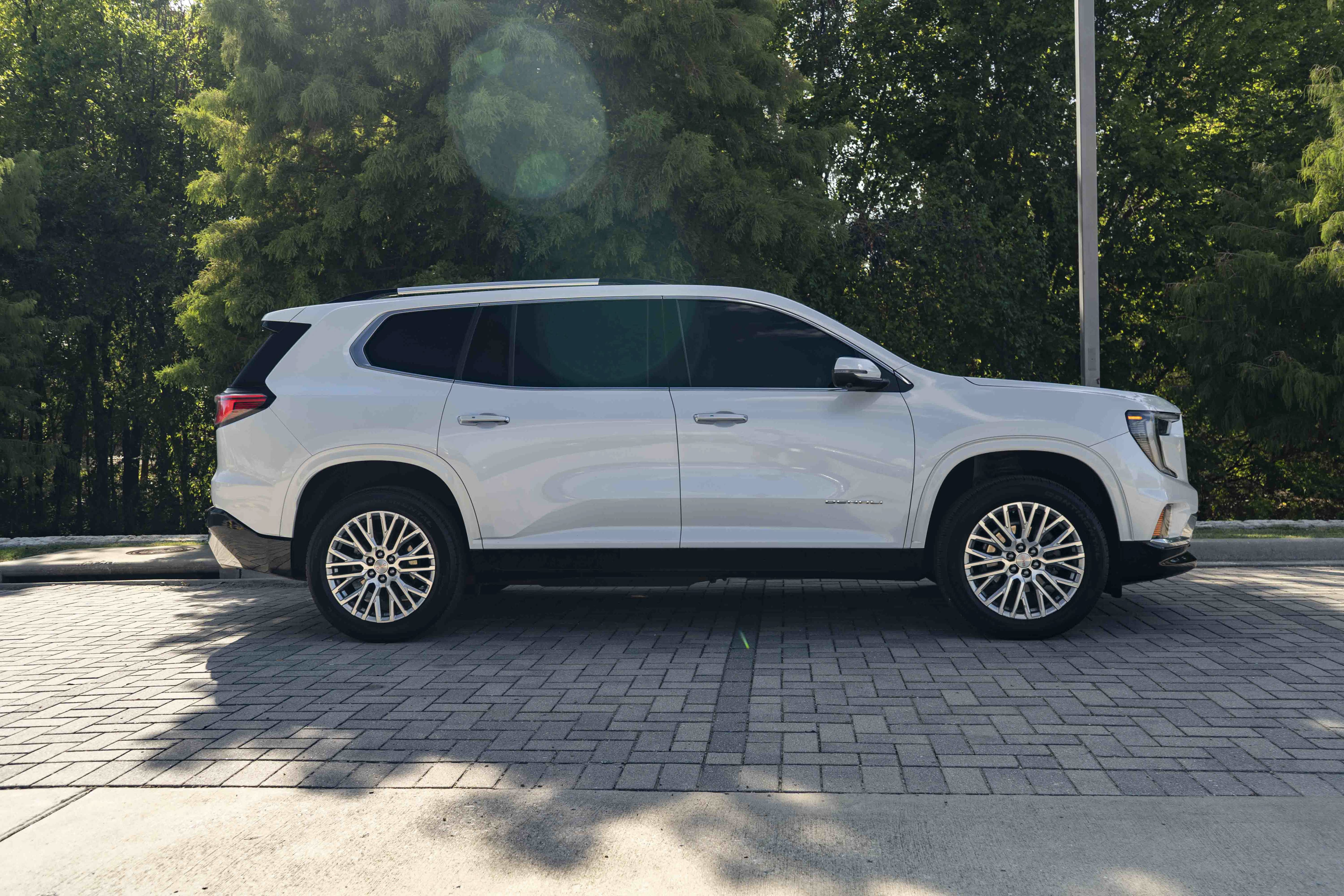 Used 2024 GMC Acadia Denali AWD/4WD image 9
