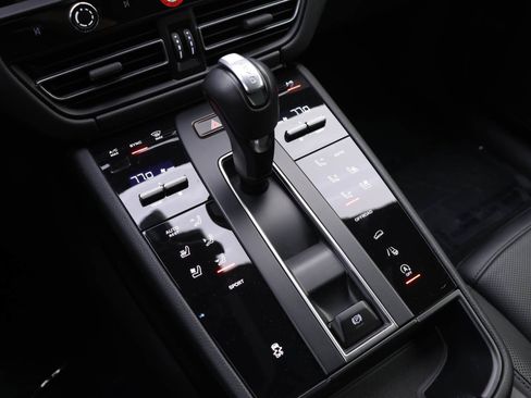 Certified 2024 Porsche Macan image 13