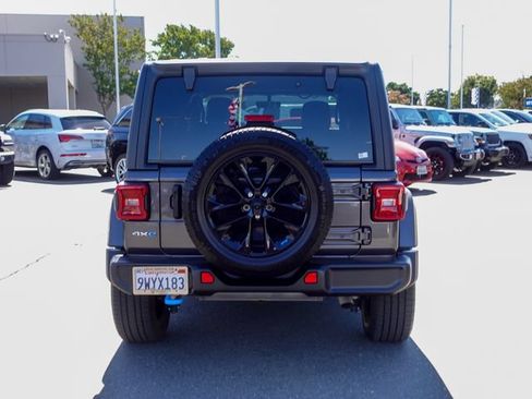 Used 2022 Jeep Wrangler Unlimited Sahara AWD/4WD image 7
