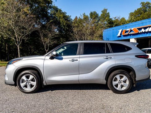Used 2024 Toyota Highlander LE AWD/4WD image 3
