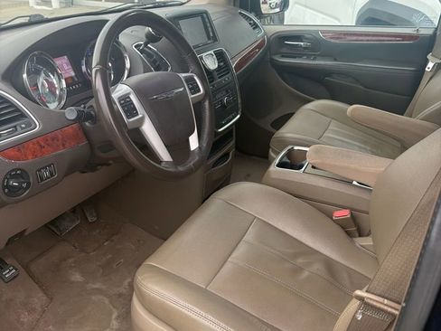 Used 2016 Chrysler Town & Country Touring image 11