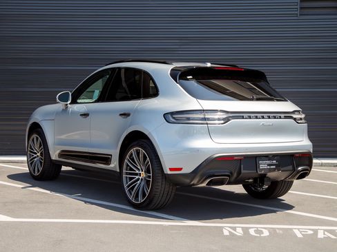 Certified 2025 Porsche Macan AWD/4WD image 3
