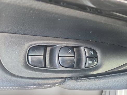 Used 2017 Nissan Rogue S FWD image 17