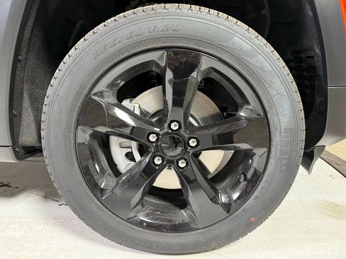 New 2025 Jeep Grand Cherokee L Limited w/ Luxury Tech Group II image 9