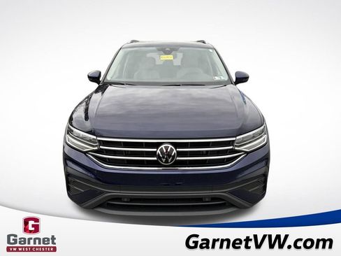 Used 2023 Volkswagen Tiguan SE w/ Panoramic Sunroof Package image 9