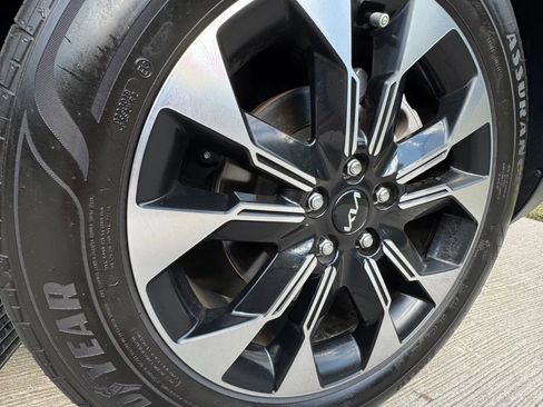 Used 2024 Kia Carnival EX image 7