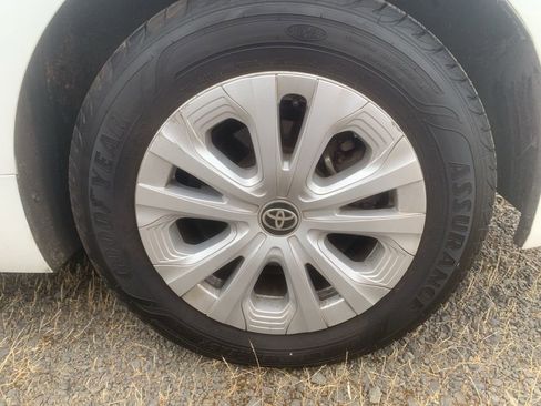 Used 2021 Toyota Prius L Eco FWD image 18