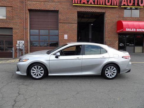 Used 2018 Toyota Camry LE image 3