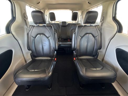Used 2020 Chrysler Pacifica Touring-L FWD image 27