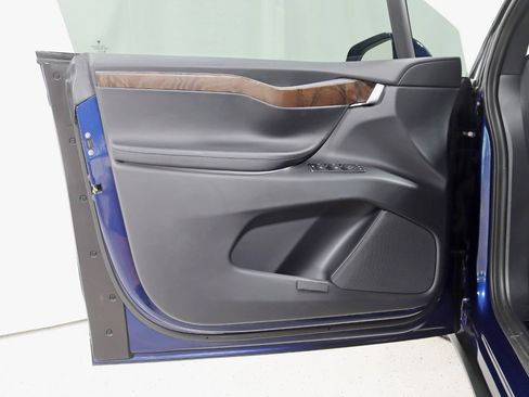 Used 2018 Tesla Model X 75D image 30