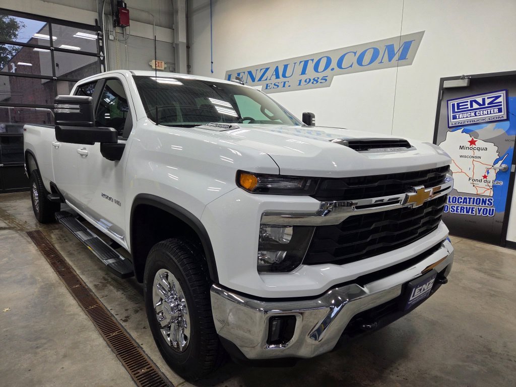 Used 2025 Chevrolet Silverado 2500 LT w/ Convenience Package AWD/4WD image 2