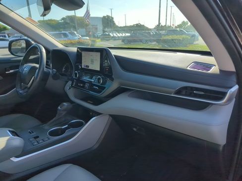 Used 2023 Toyota Highlander XLE image 27