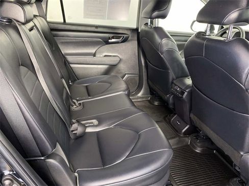 Used 2023 Toyota Highlander XLE image 12