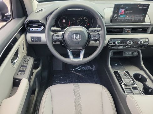 New 2025 Honda Pilot Touring image 8