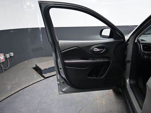 Used 2019 Jeep Cherokee Trailhawk image 13