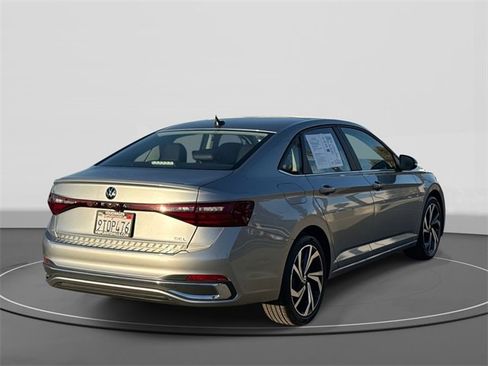Used 2025 Volkswagen Jetta SEL image 4