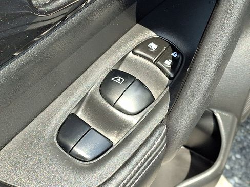 Used 2017 Nissan Rogue SV AWD/4WD image 14