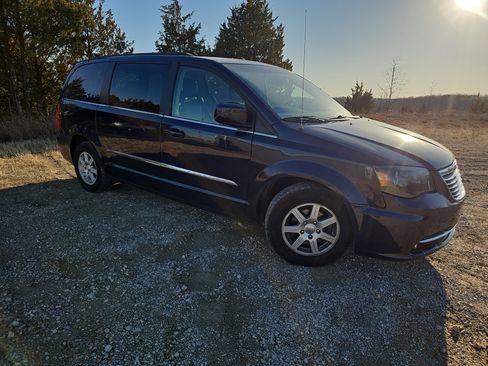 Used 2013 Chrysler Town & Country Touring image 2