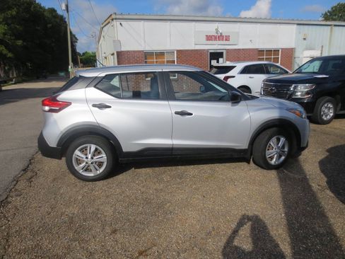 Used 2020 Nissan Kicks S FWD image 3