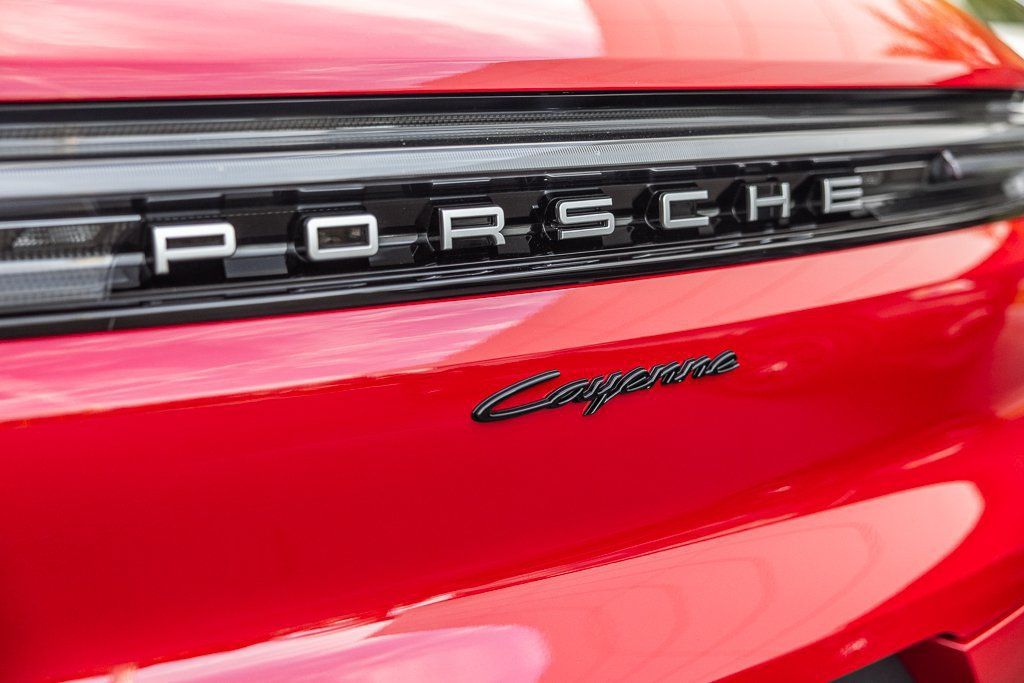 Certified 2025 Porsche Cayenne E-Hybrid AWD/4WD image 31