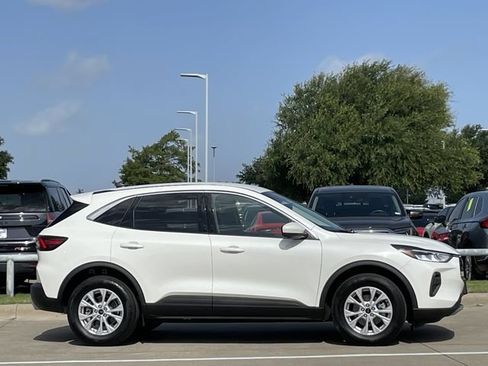 Used 2023 Ford Escape Active w/ Tech Pack #2 AWD/4WD image 3