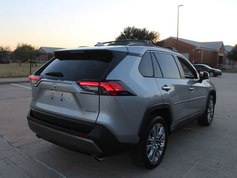 Used 2019 Toyota RAV4 Limited image 11