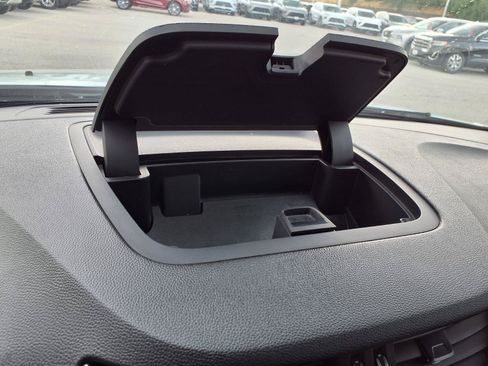 Used 2017 Chevrolet Traverse LT w/ Style and Technology Package FWD image 9