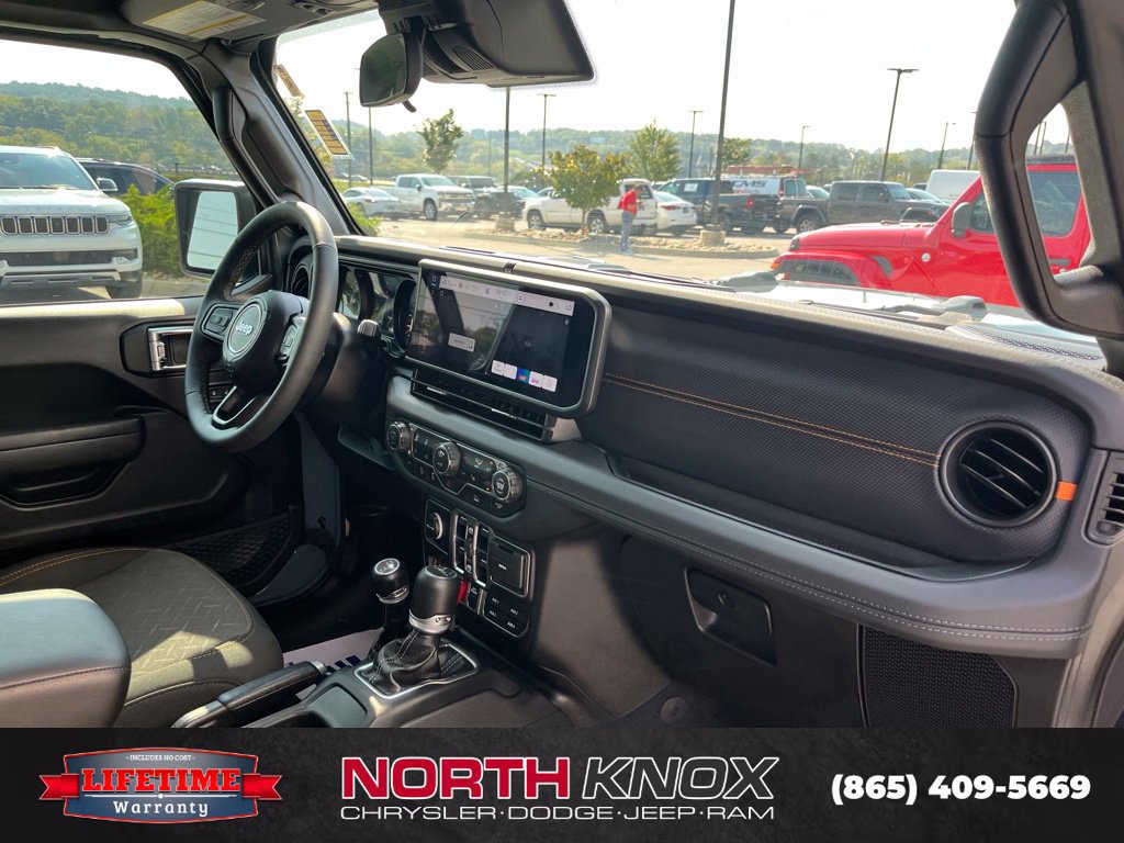 Used 2025 Jeep Gladiator Mojave w/ Convenience Group AWD/4WD image 27