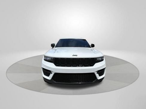 Certified 2024 Jeep Grand Cherokee Altitude AWD/4WD image 2