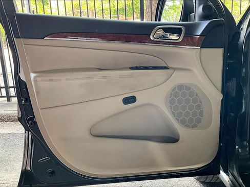 Used 2013 Jeep Grand Cherokee Limited w/ Luxury Group II image 21