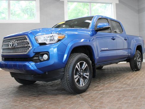 Used 2016 Toyota Tacoma SR5 AWD/4WD image 3