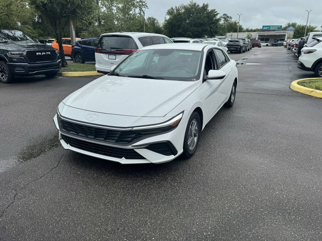 Used 2026 Hyundai Elantra SE FWD image 1