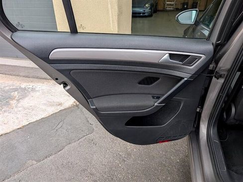 Used 2015 Volkswagen e-Golf Limited Edition image 23