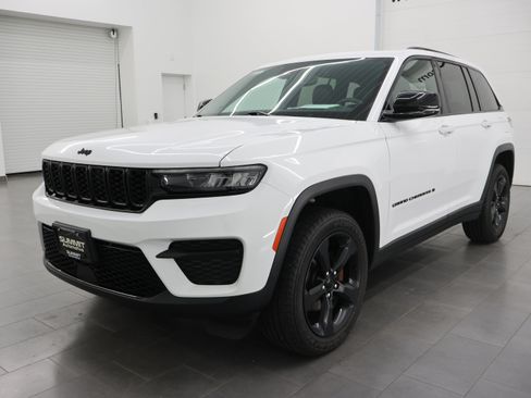 Used 2023 Jeep Grand Cherokee Altitude AWD/4WD image 7