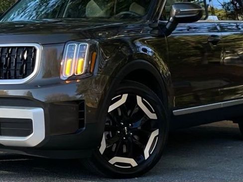 Used 2024 Kia Telluride EX w/ EX Captain's Chair Package image 2