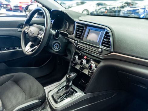 Used 2019 Hyundai Elantra SE w/ Winter Weather Package image 16