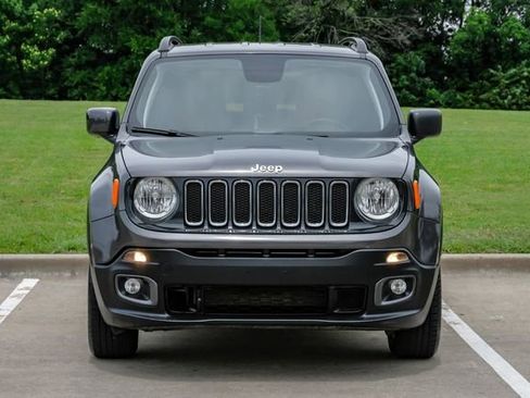 Used 2018 Jeep Renegade Latitude FWD image 9