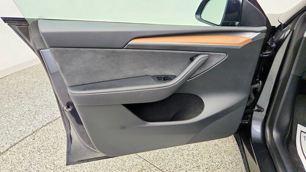 Used 2025 Tesla Model Y Long Range RWD image 11