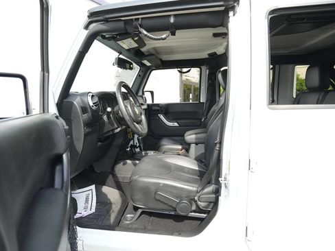 Used 2015 Jeep Wrangler Unlimited Rubicon w/ Connectivity Group AWD/4WD image 16