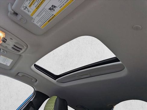 Used 2025 Chevrolet Trax ACTIV w/ Sunroof Package image 16