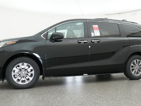 New 2026 Toyota Sienna XLE FWD image 7