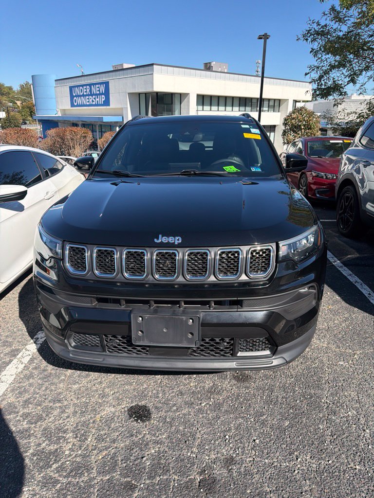 Used 2024 Jeep Compass Latitude w/ Sun and Sound Group AWD/4WD image 1