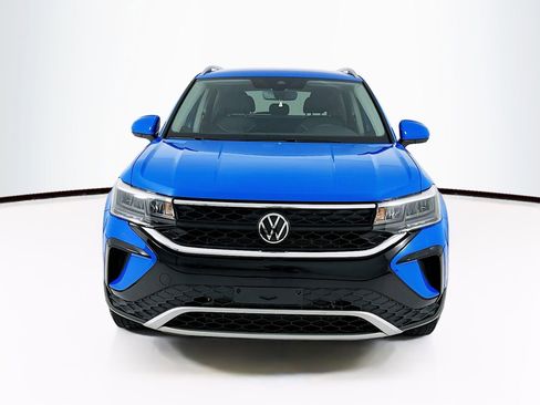 Used 2024 Volkswagen Taos SE w/ MDO Package FWD image 2