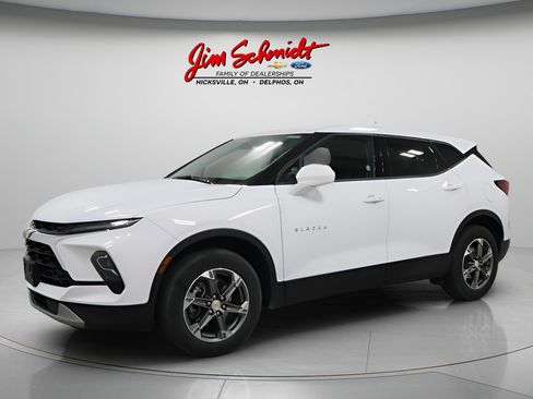 Used 2025 Chevrolet Blazer LT AWD/4WD image 2
