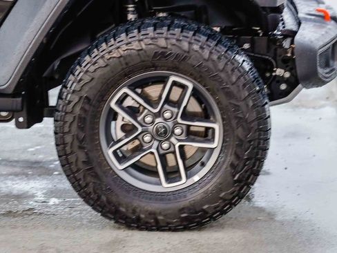 Used 2025 Jeep Gladiator Mojave AWD/4WD image 11